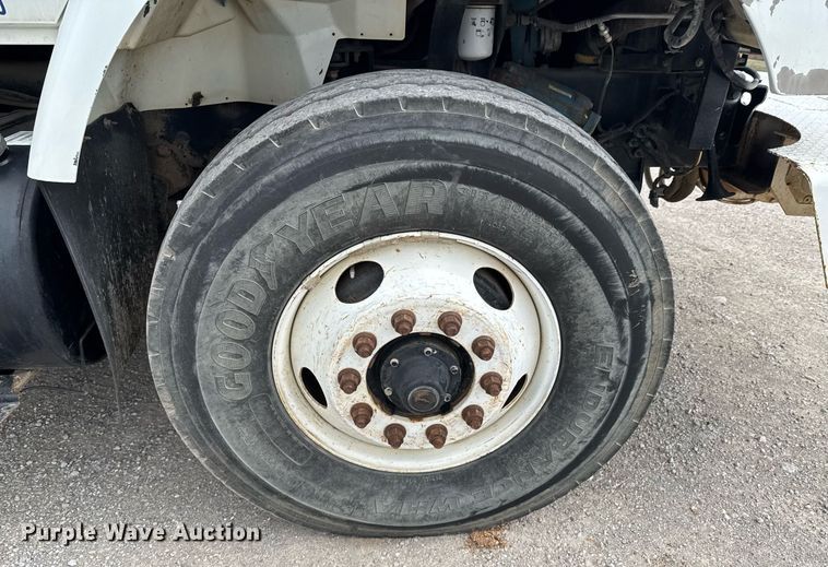 image for item DO0772 2004 International 7400 digger derrick truck