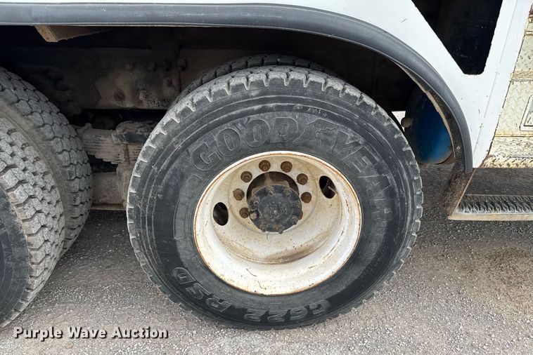 image for item DO0772 2004 International 7400 digger derrick truck