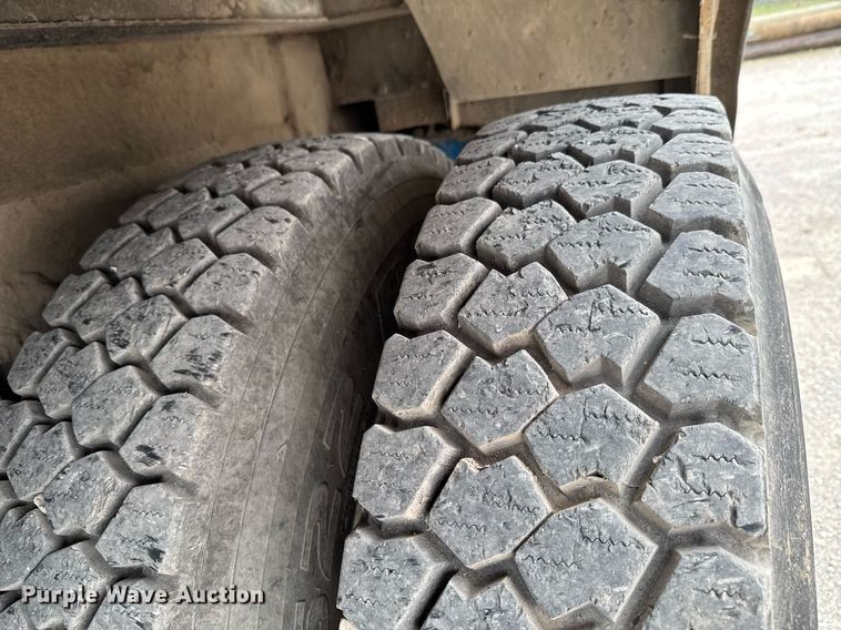 image for item DO0772 2004 International 7400 digger derrick truck