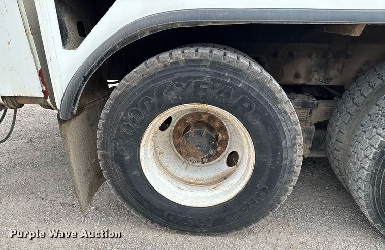 image for item DO0772 2004 International 7400 digger derrick truck