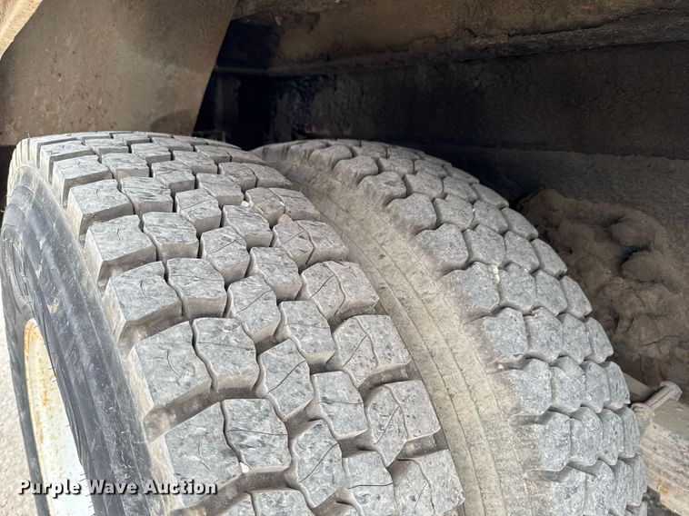 image for item DO0772 2004 International 7400 digger derrick truck