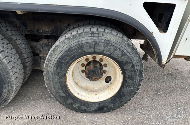 image for item DO0772 2004 International 7400 digger derrick truck