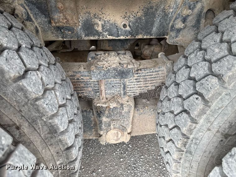 image for item DO0772 2004 International 7400 digger derrick truck