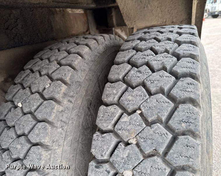 image for item DO0772 2004 International 7400 digger derrick truck