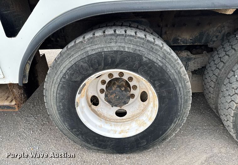 image for item DO0772 2004 International 7400 digger derrick truck