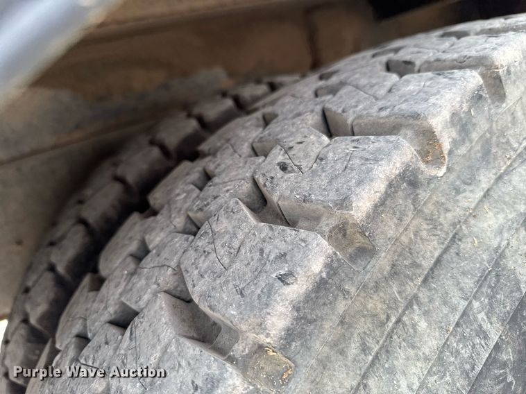 image for item DO0772 2004 International 7400 digger derrick truck