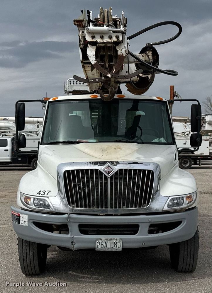 image for item DO0773 2006 International 4300 digger derrick truck