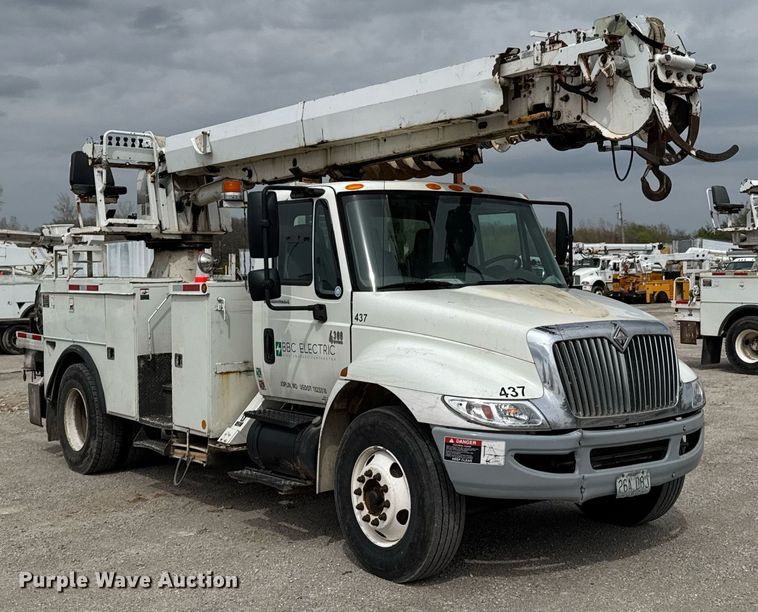 image for item DO0773 2006 International 4300 digger derrick truck