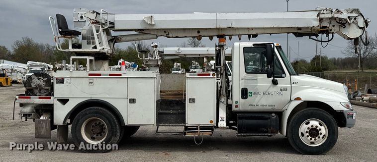 image for item DO0773 2006 International 4300 digger derrick truck
