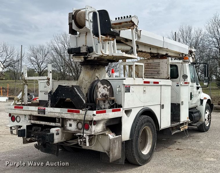 image for item DO0773 2006 International 4300 digger derrick truck