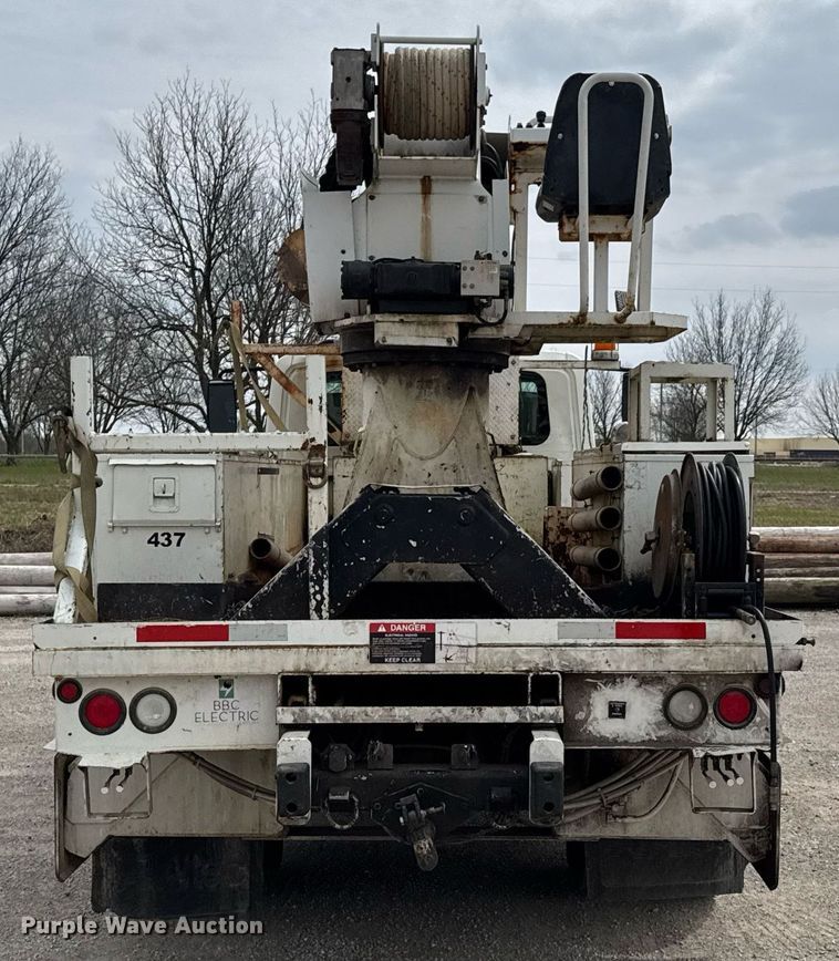 image for item DO0773 2006 International 4300 digger derrick truck