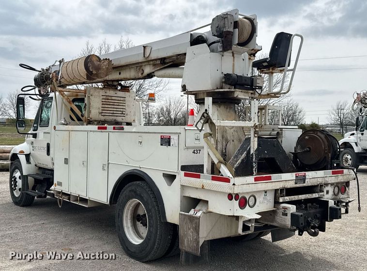 image for item DO0773 2006 International 4300 digger derrick truck