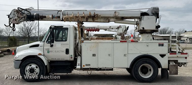 image for item DO0773 2006 International 4300 digger derrick truck