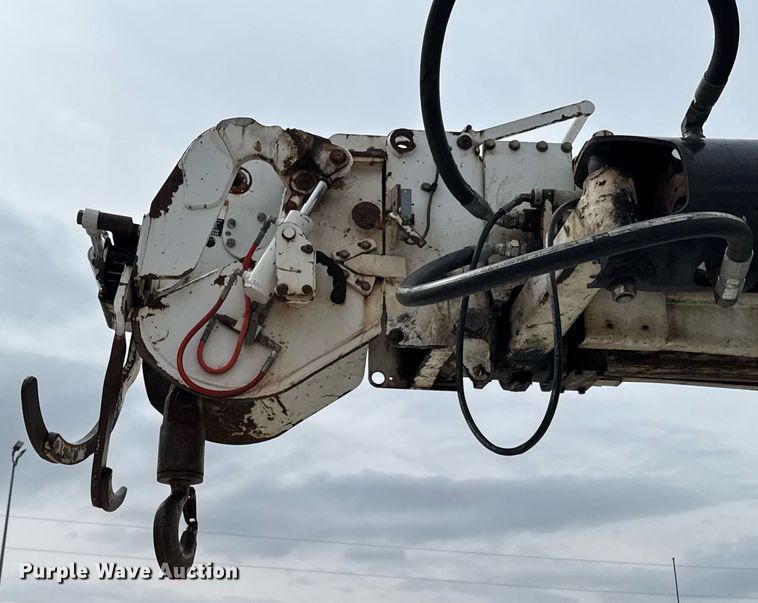 image for item DO0773 2006 International 4300 digger derrick truck