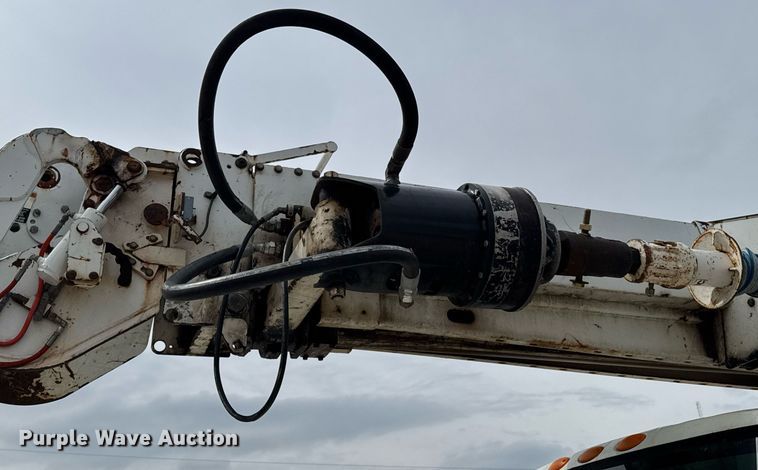 image for item DO0773 2006 International 4300 digger derrick truck