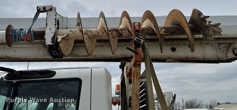 image for item DO0773 2006 International 4300 digger derrick truck