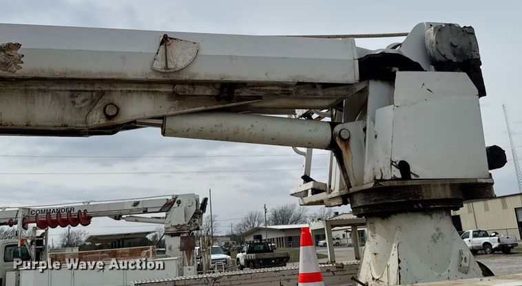 image for item DO0773 2006 International 4300 digger derrick truck