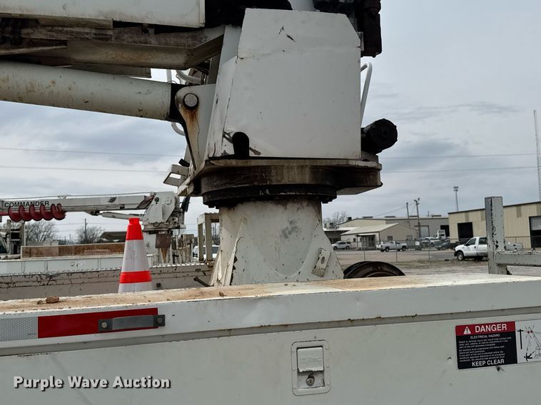 image for item DO0773 2006 International 4300 digger derrick truck