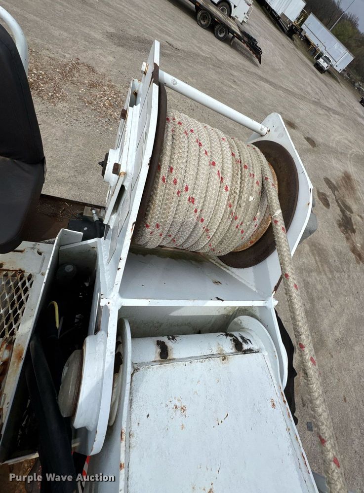 image for item DO0773 2006 International 4300 digger derrick truck