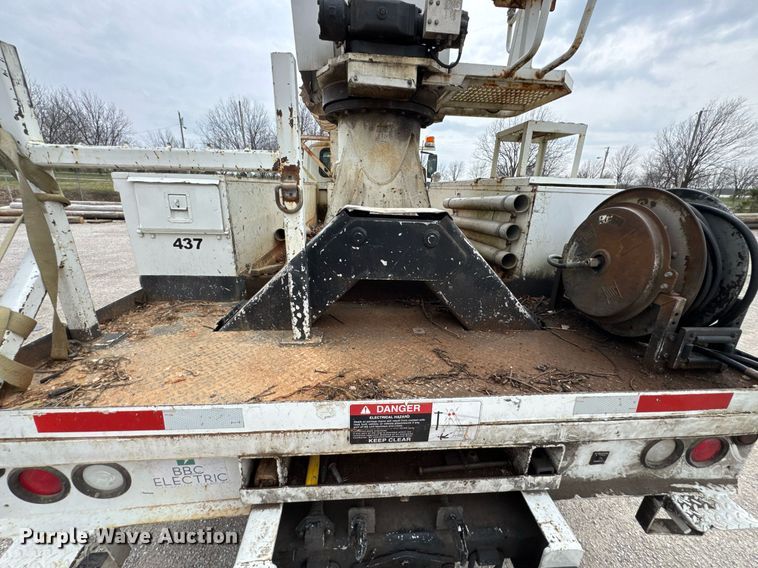 image for item DO0773 2006 International 4300 digger derrick truck