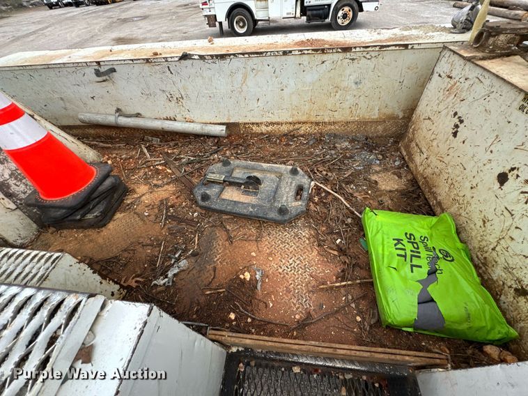 image for item DO0773 2006 International 4300 digger derrick truck