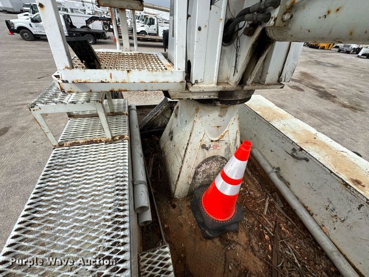 image for item DO0773 2006 International 4300 digger derrick truck