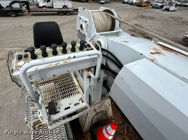 image for item DO0773 2006 International 4300 digger derrick truck