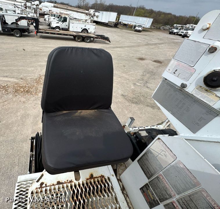 image for item DO0773 2006 International 4300 digger derrick truck