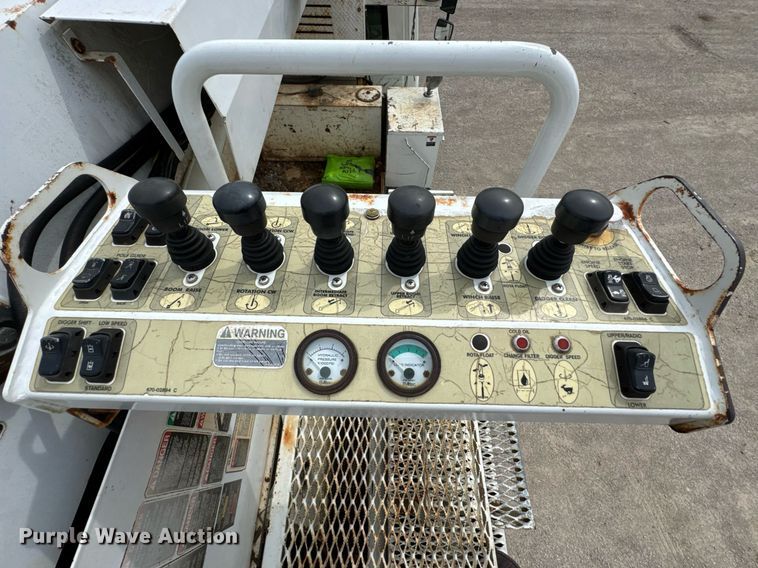 image for item DO0773 2006 International 4300 digger derrick truck