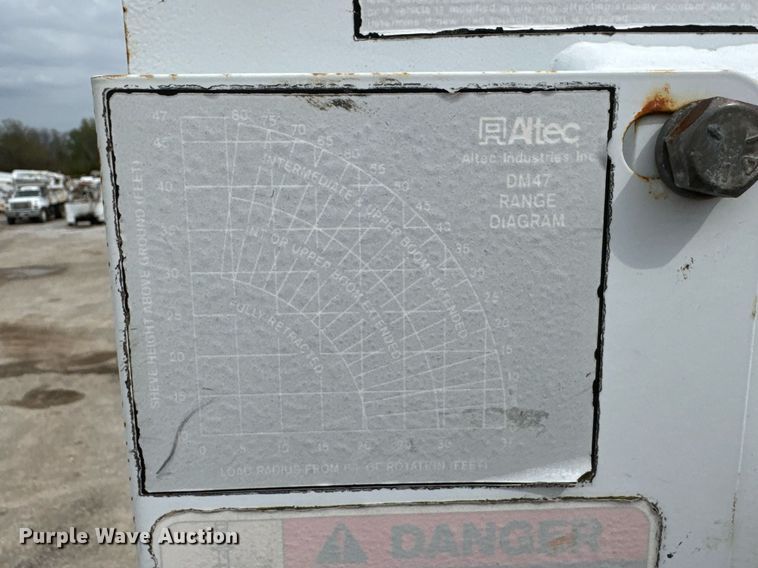 image for item DO0773 2006 International 4300 digger derrick truck