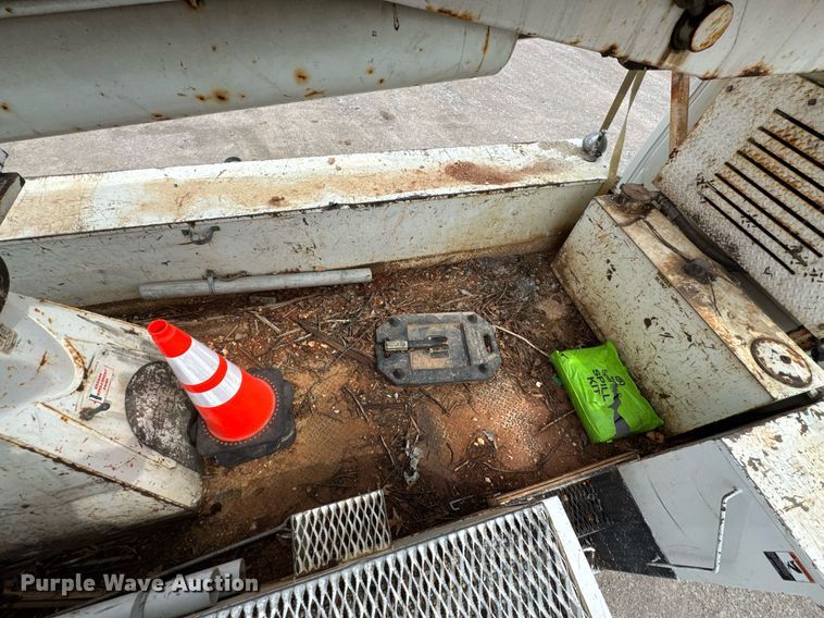 image for item DO0773 2006 International 4300 digger derrick truck