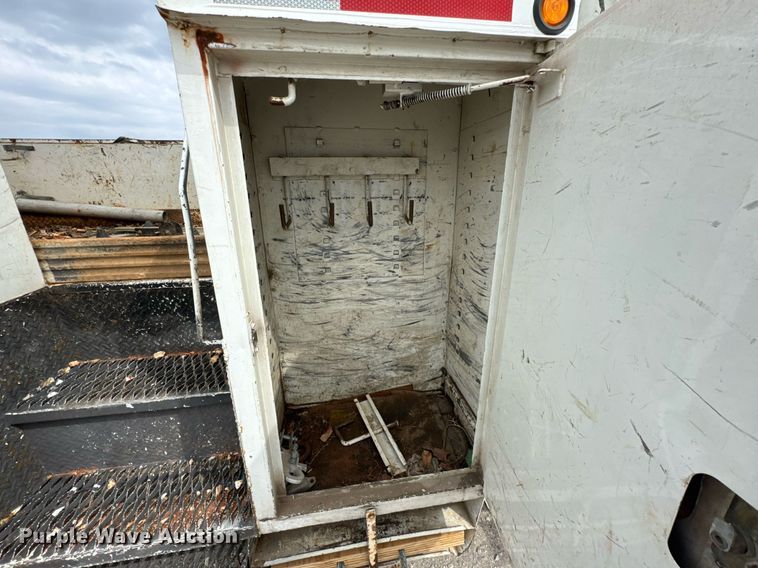 image for item DO0773 2006 International 4300 digger derrick truck