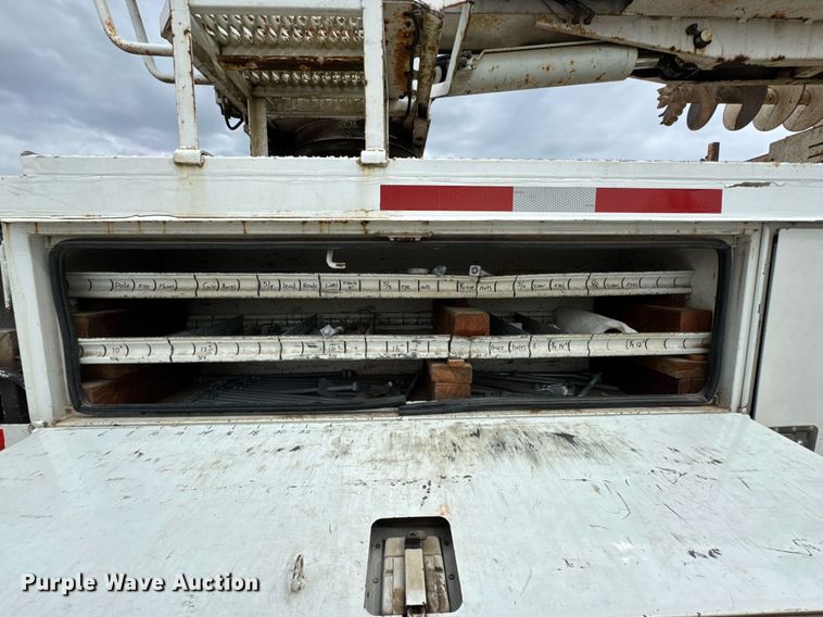 image for item DO0773 2006 International 4300 digger derrick truck