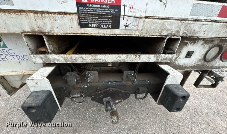 image for item DO0773 2006 International 4300 digger derrick truck