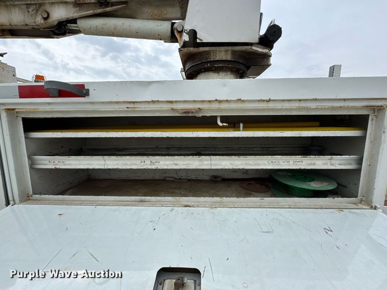 image for item DO0773 2006 International 4300 digger derrick truck