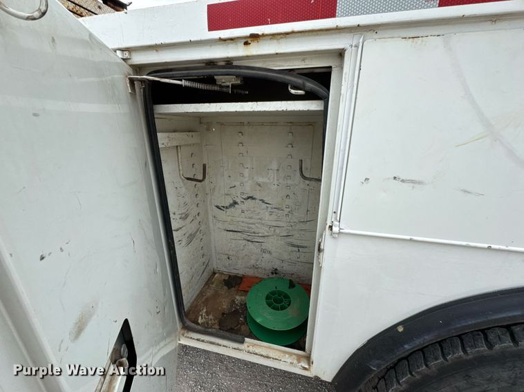 image for item DO0773 2006 International 4300 digger derrick truck