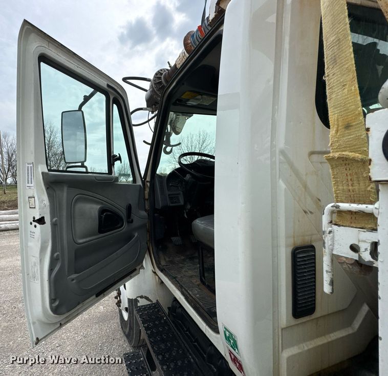 image for item DO0773 2006 International 4300 digger derrick truck