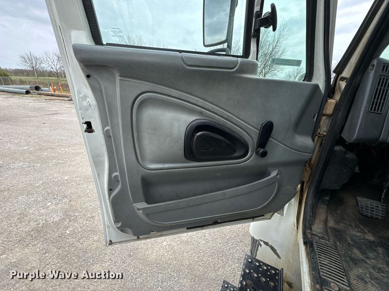 image for item DO0773 2006 International 4300 digger derrick truck