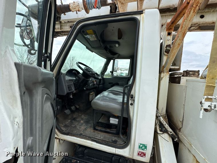 image for item DO0773 2006 International 4300 digger derrick truck