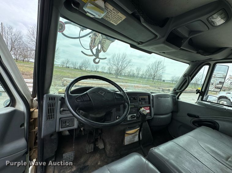 image for item DO0773 2006 International 4300 digger derrick truck