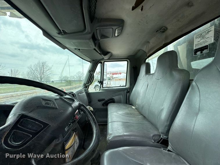 image for item DO0773 2006 International 4300 digger derrick truck