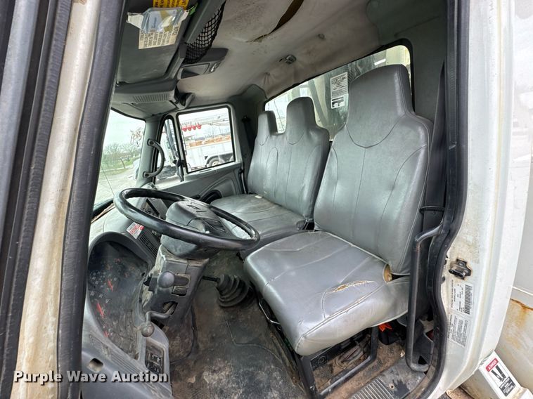 image for item DO0773 2006 International 4300 digger derrick truck