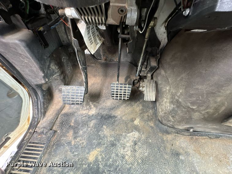 image for item DO0773 2006 International 4300 digger derrick truck