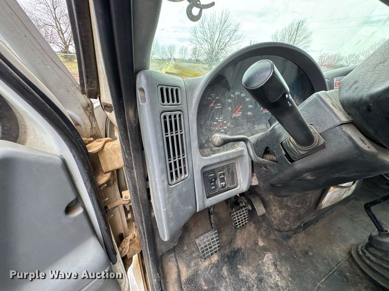 image for item DO0773 2006 International 4300 digger derrick truck