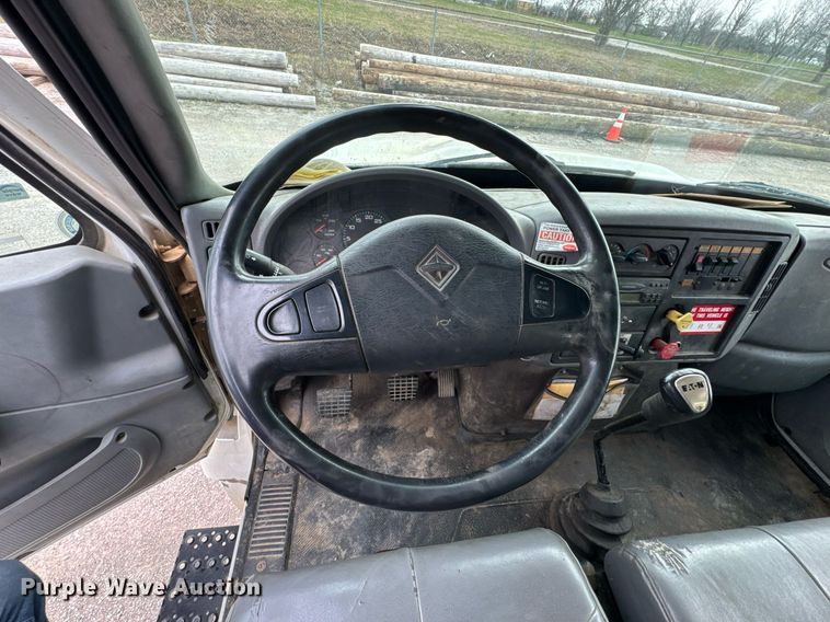 image for item DO0773 2006 International 4300 digger derrick truck