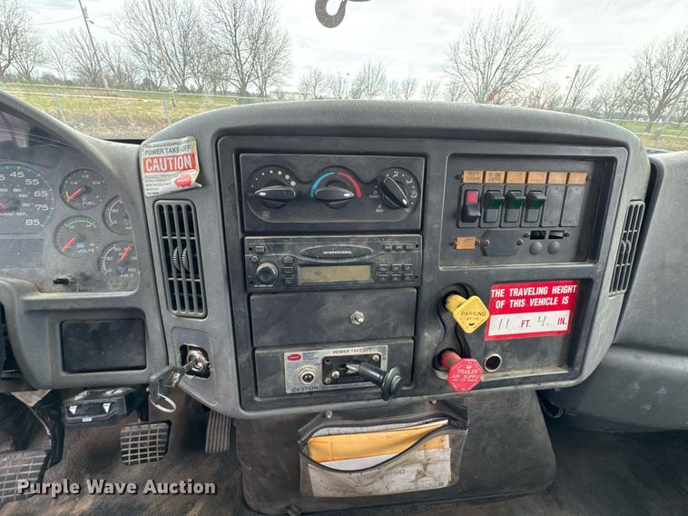 image for item DO0773 2006 International 4300 digger derrick truck