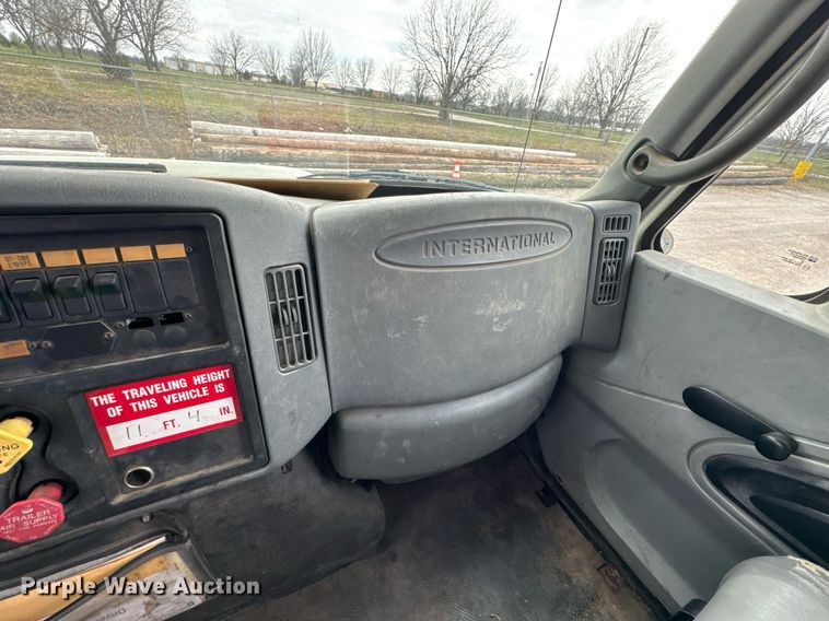 image for item DO0773 2006 International 4300 digger derrick truck