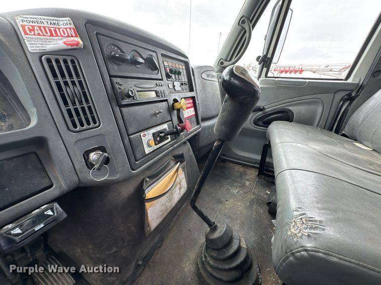 image for item DO0773 2006 International 4300 digger derrick truck