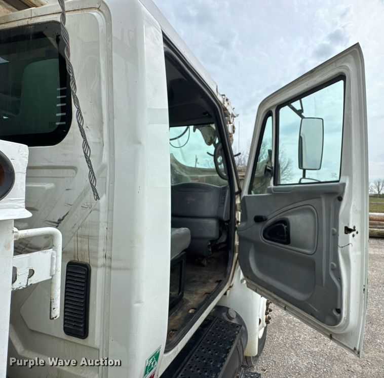 image for item DO0773 2006 International 4300 digger derrick truck