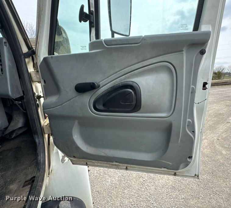 image for item DO0773 2006 International 4300 digger derrick truck